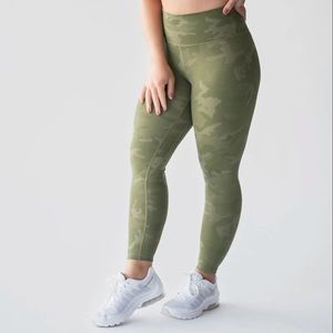 NWOT P’tula Stealth Legging 23” in Green Camo